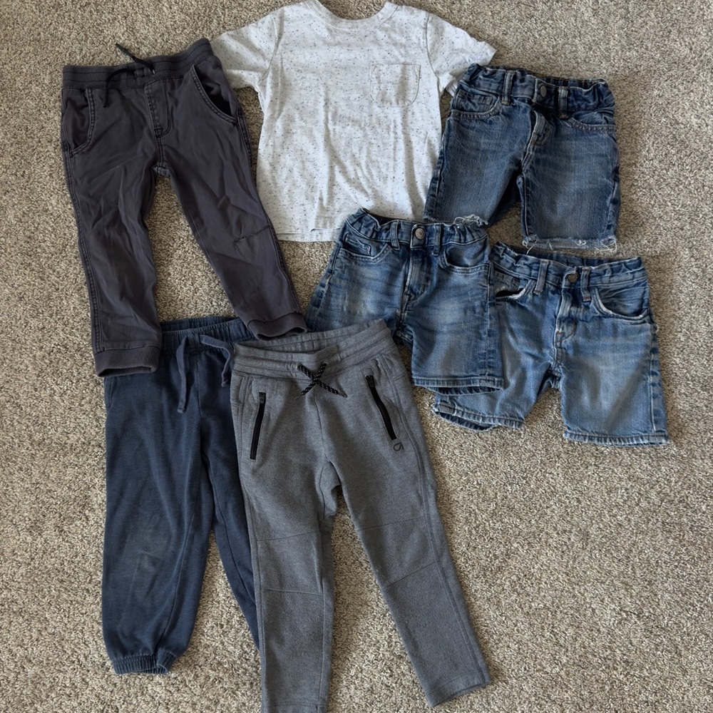BUNDLE Lot of Boys PLAY Clothes joggers, sweat pant, jean shorts, T-shirt 2T- 3T